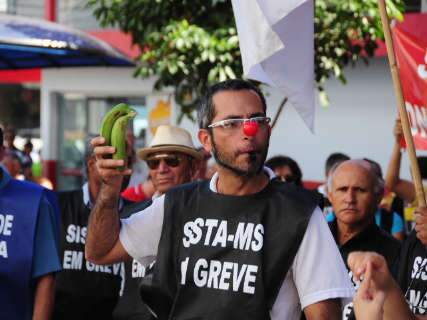  Passeata de grevistas tem tumulto no trânsito, buzinaço e bananas
