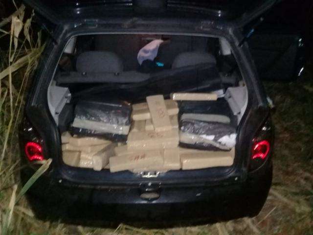 Jovem e adolescente s&atilde;o flagrados com 203 kg de maconha em carro na BR-060