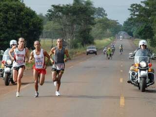 Prova exigiu dos participantes percorrer 42 quilômetros, de Fátima do Sul a Dourados. (Foto: Divulgação)