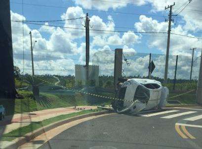 Motorista perde controle da dire&ccedil;&atilde;o e capota ve&iacute;culo na Marqu&ecirc;s de Pombal