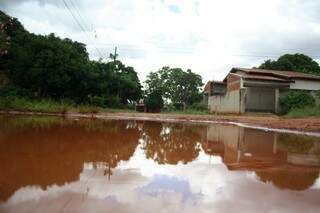Com falta de asfalto, moradores reclamam principalmente da situação na época das chuvas (Foto: Marcos Ermínio)