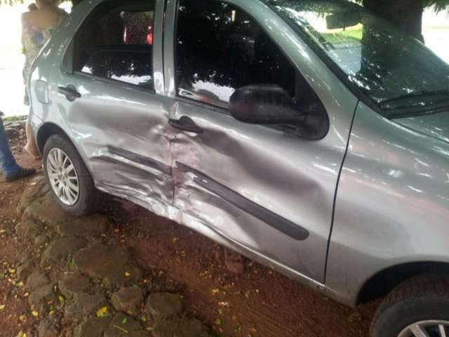 Imprud&ecirc;ncia no tr&acirc;nsito causa acidente com dois carros e uma moto no Amamba&iacute;