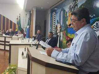 Donato Lopes fala em sessão da Câmara de Rio Brilhante, nesta noite (Foto: Direto das Ruas)