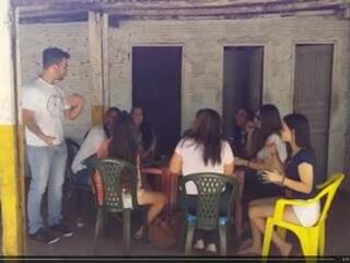 O vídeo brinca com a letra da música. (Foto: reprodução Facebook)