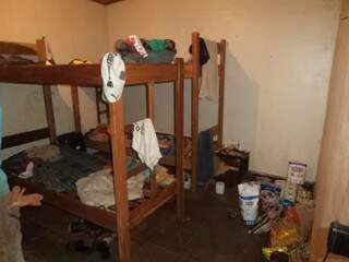 Alojamento onde paraguaios dormiam. (Foto: Divulgação)