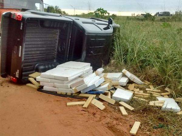 Caminhonete fura bloqueio do DOF e capota com 1,6 toneladas de maconha