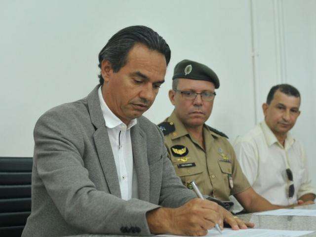 Ap&oacute;s cancelamento, prefeito confirma contrato emergencial de tapa-buraco