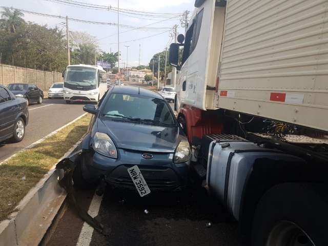Carreta &lsquo;prensa&rsquo; ve&iacute;culo na avenida Zahran e tr&acirc;nsito congestiona