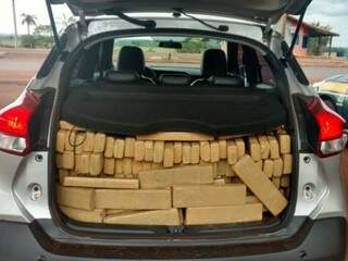 Tabletes da droga foram carregado no veículo em Dourados. (Foto: Divulgação PRF) 