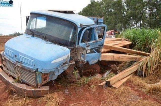 Homem morre na hora ao bater camionete em caminh&atilde;o da prefeitura
