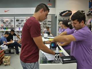 Nilton Marques Ferreira Júnior foi no período da tarde buscar o kit para prova (Foto: Simão Nogueira)