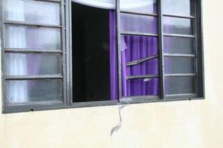Vidros de janelas foram quebrados com a força do vento (Foto: Marcos Ermínio)
