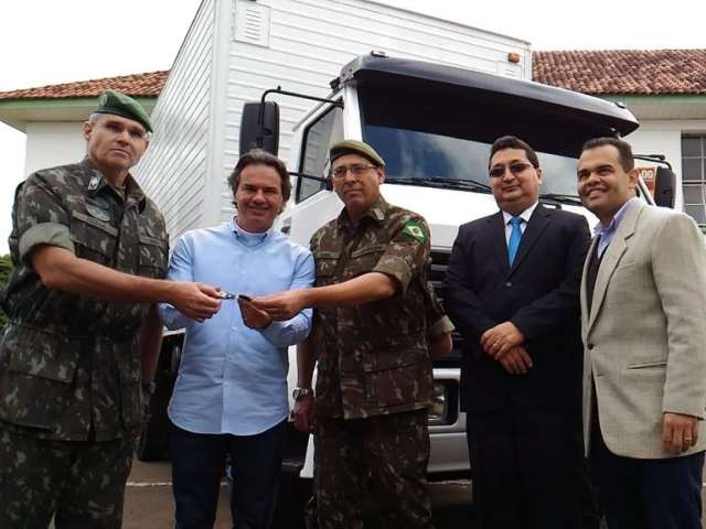 Ex&eacute;rcito doa 2 furg&otilde;es para usar na distribui&ccedil;&atilde;o de rem&eacute;dios e emerg&ecirc;ncias