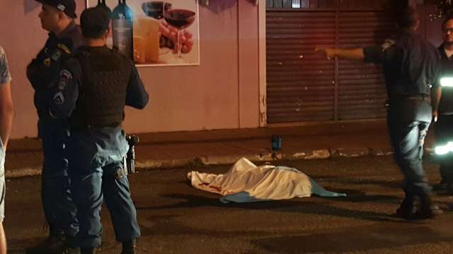 Pol&iacute;cia busca dupla que discutiu com rapaz antes de assassinato