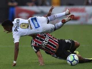 Bruno Alves entra duro em Rodrygo durante partida (Foto: Ivan Storti / Divulgação Santos FC)