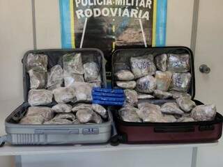 Malas onde eram transportados os tabletes da droga. (Foto: Divulgação/PMR) 