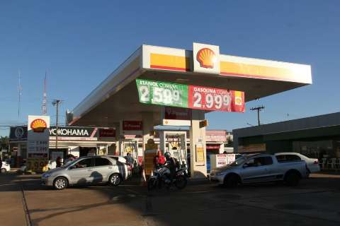 Gasolina a R$ 2,99 tem fila com espera de 40 minutos para abastecer