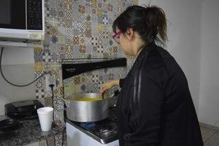 Valentina no comando da cozinha. (Foto: Thaís Pimenta)