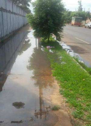 Vazamento de esgoto em cal&ccedil;ada de pres&iacute;dio incomoda moradores