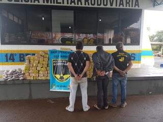 Os três homens que estavam no ônibus foram presos (Foto: Divulgação)
