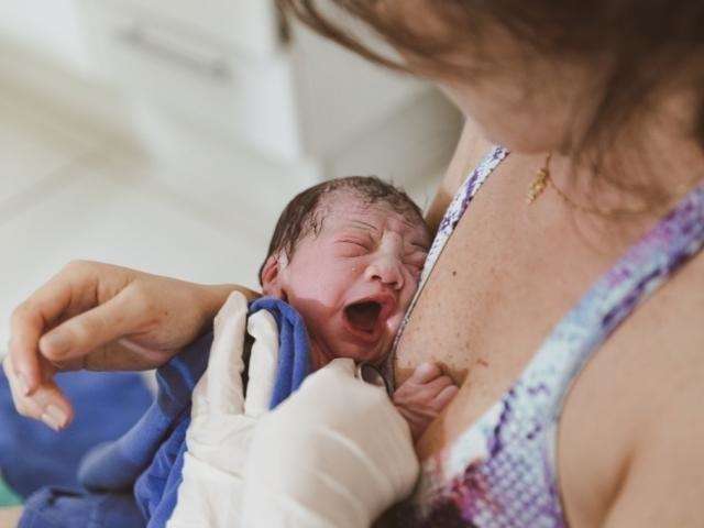 Curso gratuito prop&otilde;e instruir e discutir afli&ccedil;&otilde;es das mam&atilde;es ap&oacute;s o parto 