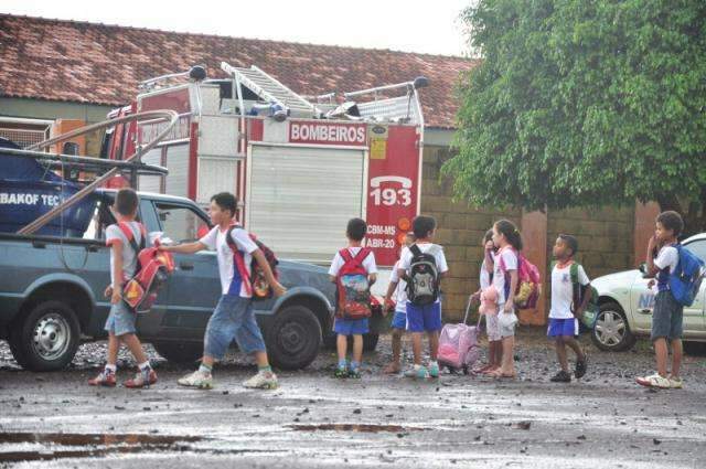 Princ&iacute;pio de inc&ecirc;ndio em escola suspende aulas de 450 alunos 