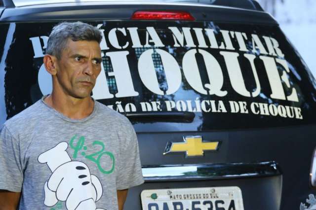  Homem &eacute; preso tentando levar caminhonete furtada para o Paraguai 