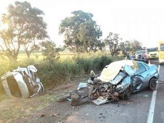 A camionete ainda tombou após a batida e o Corsa ficou completamente destruído. (Foto: Lucyane Diego/ Edição de Notícias)