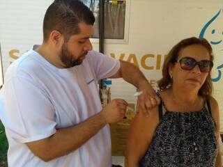 Trailer para vacinação ficará disponível na Praça Ary Coelho (Foto: PMCG/Divulgação)