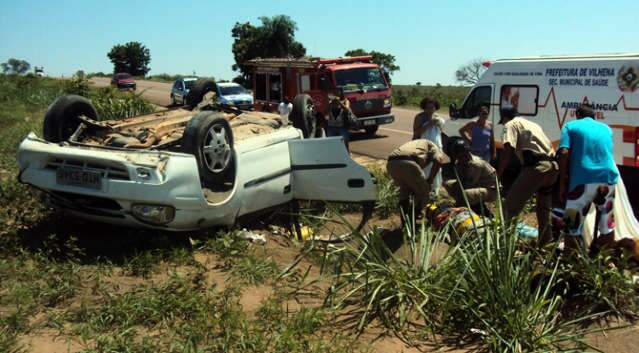  Carro capota e deixa cinco pessoas feridas na BR-163 