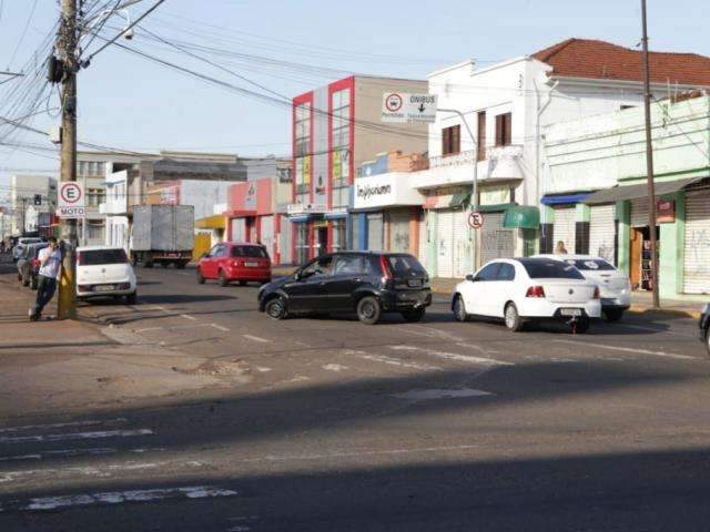 Motorista em alta velocidade invade contram&atilde;o e tumultua tr&acirc;nsito