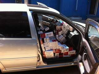 Policiais encontraram três mil pacotes do produto num veículo Monza. (Foto: Divulgação)