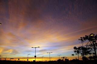 O dia amanhece com céu entre nuvens em Campo Grande. (Foto: Marcos Ermínio) 