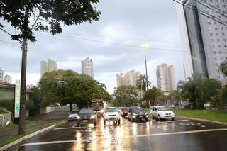 Afonso Pena molhada pela chuva que cai neste fim de tarde em Campo Grande. (Foto: Paulo Francis)