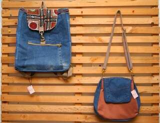 Feitas de jeans, a bolsa é ideal para looks mais despojados. (Foto: Nara Leite) 