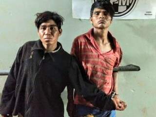 Os dois índios presos pela Polícia Militar acusados de assalto em chácara (Foto: Sidnei Bronka/94 FM)