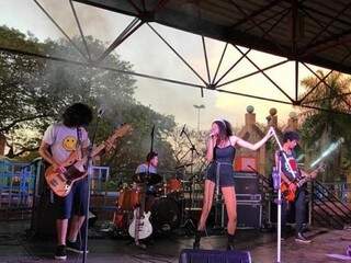 Apresentação de uma das bandas no projeto Só Rock no Horto. (Foto: Divulgação Prefeitura de Campo Grande). 