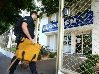 Agente do Gaeco entrando na sede da Agepen. (Foto: André Bittar) 