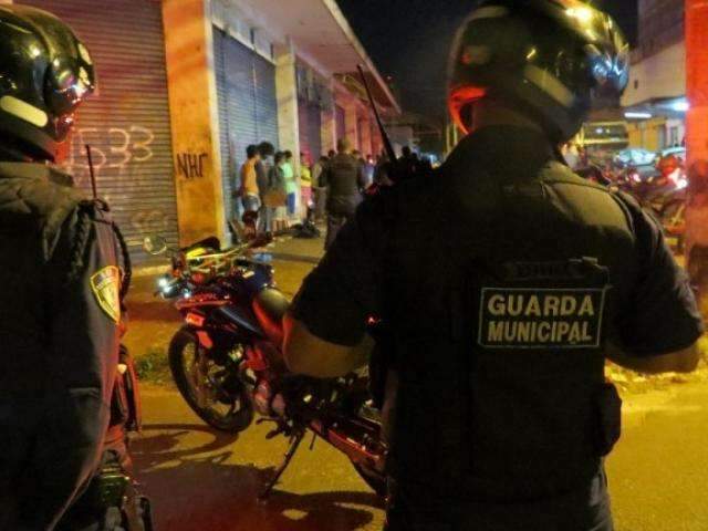 Ap&oacute;s passar atirando em rua e ser preso, guarda municipal &eacute; afastado