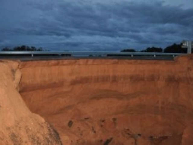  Cratera &eacute; aberta na BR-359 em Alcin&oacute;polis; chuvas podem ser a causa