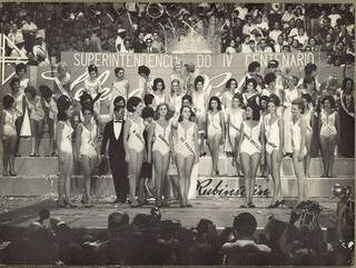 Na última fase do desfile, de roupa de banho, no concurso de 1965. 