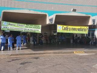 Profissionais fazem greve desde terça-feira para cobrar salários de julho. (Foto: Marcus Moura)