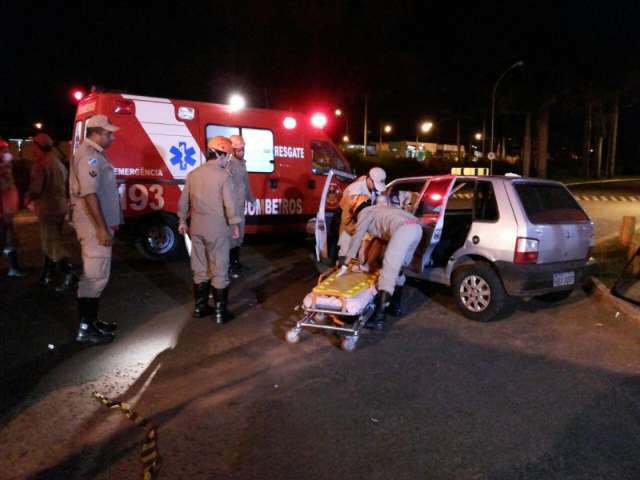Carro se descontrola e colide com mureta na Ernesto Geisel