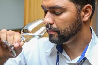 Para degustar uma cachaça o processo é semelhante ao do vinho (Foto: Fernando Antunes)