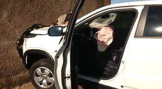 AO VIVO: Mulher fica ferida em acidente de carro contra muro