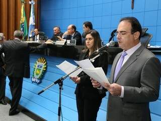 Felipe Orro (PSDB) lê documento em microfone durante sessão da Assembleia. (Foto: Victor Chileno/Arquivo).