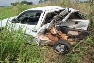 Traseira do Gol ficou destruída com colisão. (Foto: Luis Gustavo/ Jornal da Nova)