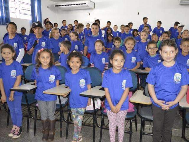 No rein&iacute;cio do ano letivo, 3.300 estudantes come&ccedil;am a receber uniforme