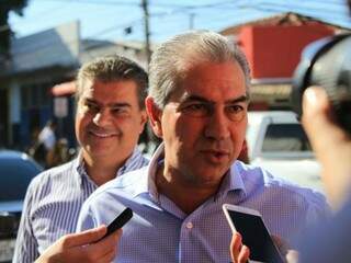 Governador Reinaldo Azambuja concedeu entrevista ao chegar no Mercadão, ao lado de Nelsinho Trad (Foto: Marina Pacheco)
