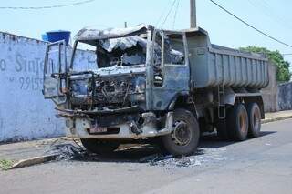 Caminhão foi destruído pelo fogo na madrugada de hoje (17) (Foto: Marina Pacheco)